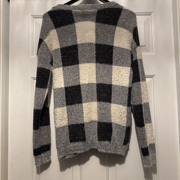 Cyrus Women’s XS Oversized Fuzzy Knit Plaid Pullover Sweater Black White Cozy - Picture 4 of 5